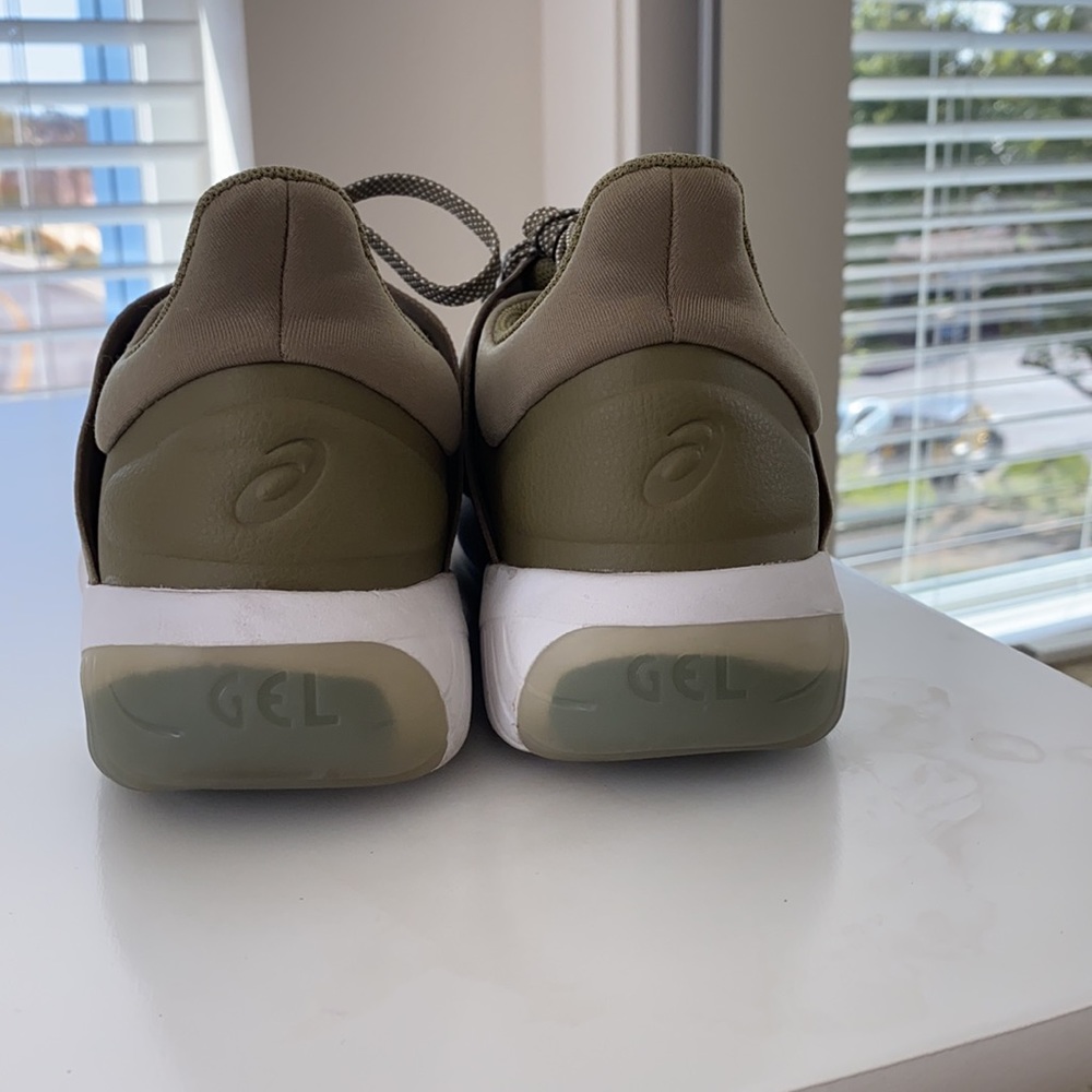 Woman’s ASICS Shoes - Picture 4 of 7